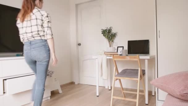 Time lapse jonge vrouw reinigt de kamer, zet kleren in een kast. — Stockvideo