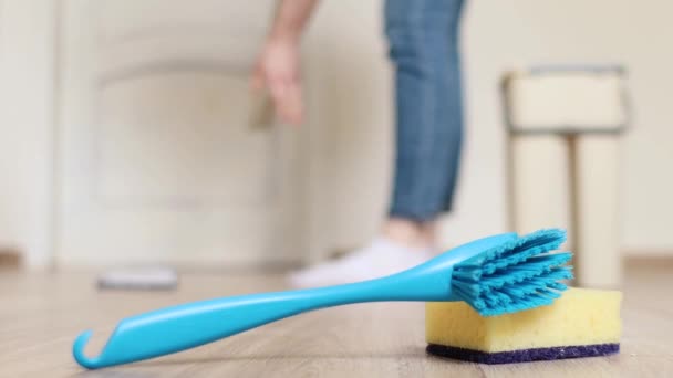 Jeune femme dans des gants de protection à l'aide d'une serpillière plate tout en nettoyant le sol dans la maison, Service de nettoyage domestique à la maison — Video