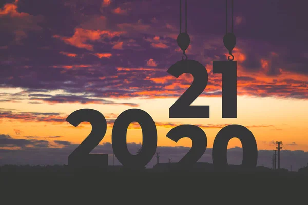 2020 년 선셋. 2021 명 이 하늘을 등지고 있다. 새해를 위한 목표, 계획, 과제 — 스톡 사진