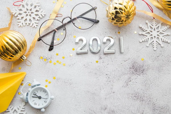 오피스 데스크 탑 뷰. 노트 패드 랑 크리스마스 장식들 이요. 달력 계획 2021 년. — 스톡 사진
