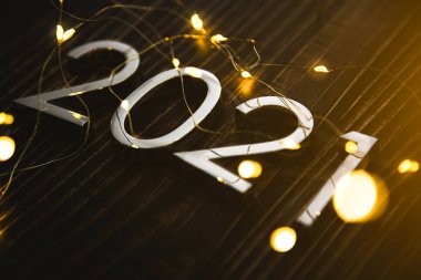 Metal figürler 2021, dokuzuncu arka planda çelenk var. Yeni yıl arifesi