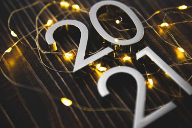 Metal figürler 2021, dokuzuncu arka planda çelenk var. Yeni yıl arifesi