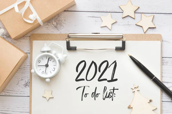 Üst görünüm, hedefler ve yeni yıl için planlar 2021, defterde yapılacak işler listesi. Düz çizgi