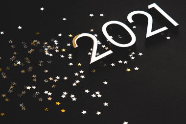 gümüş metal numaralar 2021 ve siyah arkaplanda yıldızlar