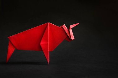 Çin Yeni Yılı 2021, kırmızı öküz. Siyah arka planda boğa.