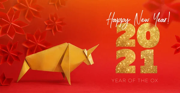 Çin Yeni Yılı 2021, öküzler, soğuk. Kırmızı arka planda boğa.