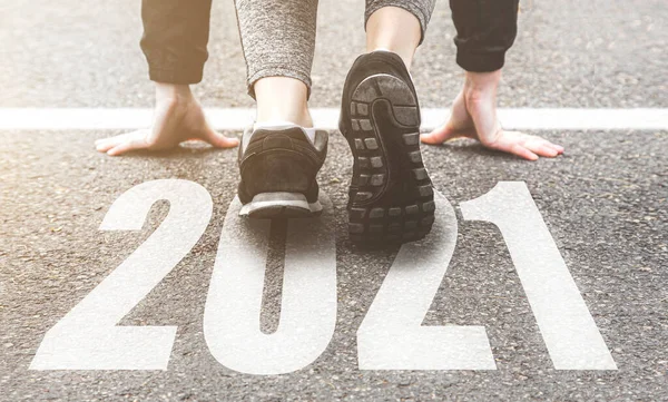 Sneaker in Nahaufnahme, Ende 2020. Start ins neue Jahr 2021 Pläne, Ziele, Ziele — Stockfoto