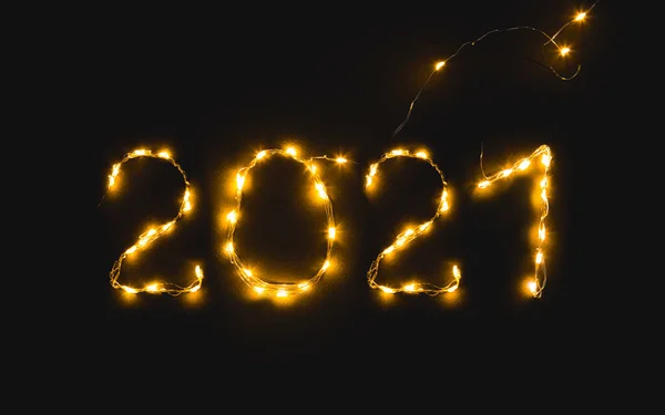 Αριθμοί 2021 Από Ένα Λαμπερό Γιρλάντα Μαύρο Φόντο — Φωτογραφία Αρχείου