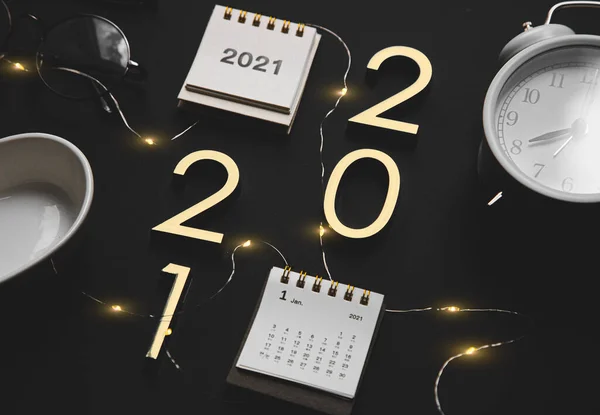 Composición Vista Superior Números 2021 Calendario Despertador Sobre Fondo Negro — Foto de Stock