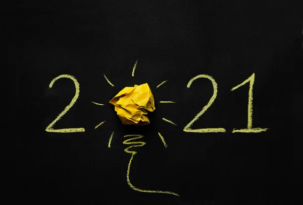 黑色粉笔板 2021年的数字与一个燃烧的灯泡 新的想法在新的一年 — 图库照片