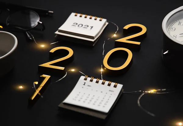 Composición Vista Superior Números Oro 2021 Calendario Despertador Sobre Fondo — Foto de Stock