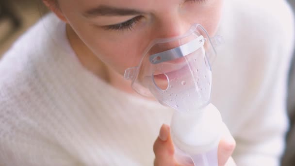 喉が痛い病気の女性は顔にマスクで吸入する。病気の患者は自分自身を癒す｜nebulizer — ストック動画