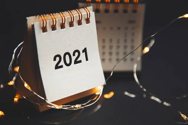 Bonne Année 2021 Fermer Calendrier Guirlande Luisant Sur Bureau — Photo