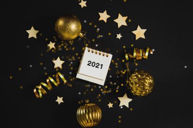 Siyah ofis masası, yeni yıl ve Noel arifesi. Gelecek yıl için planlar ve hedefler 2021.