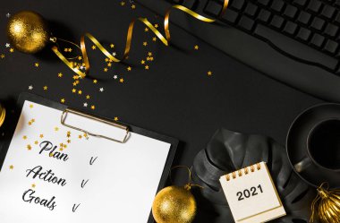 Siyah ofis masası, yeni yıl ve Noel arifesi. Gelecek yıl için planlar ve hedefler 2021.