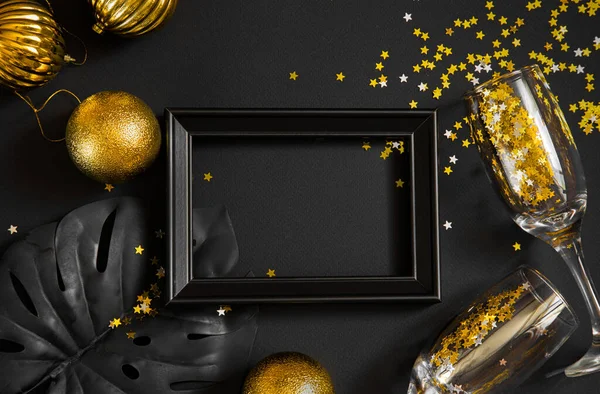 Año Nuevo y Navidad fondo negro y decoraciones de oro. fondo para texto en un marco para una fiesta — Foto de Stock