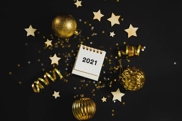 Escritorio de oficina negro, año nuevo y víspera de Navidad. Planes y metas para el próximo año 2021. — Foto de Stock