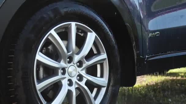 Gli operai lavano la macchina. Pulizia auto utilizzando acqua ad alta pressione. — Video Stock