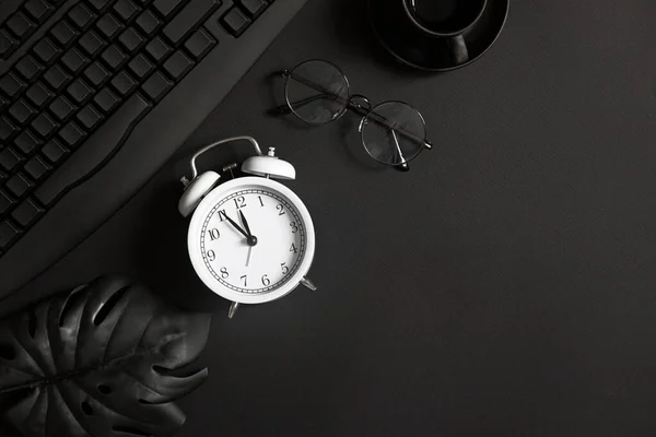 Bureau Avec Ordinateur Portable Lunettes Stylo Une Tasse Café Vue — Photo