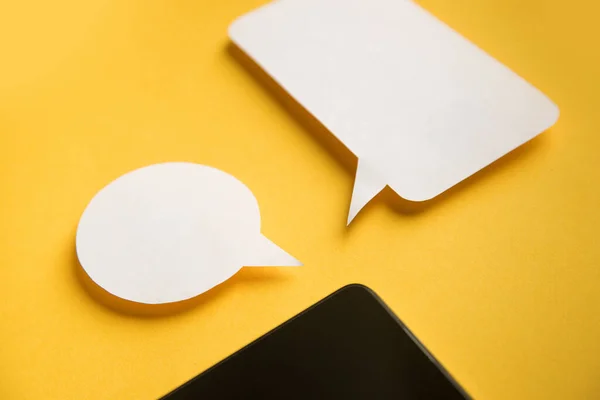 Smartphone and Message bubbles chat papper on yellow background — Stock Photo, Image