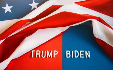 3 Kasım 2020, ABD 'de 59. Başkanlık Seçimi. Düz kompozisyon: ABD bayrağı ve cumhurbaşkanı adaylarının isimleri, Cumhuriyetçiler Demokratlara karşı