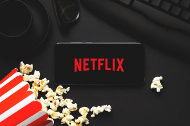 Ufa, Rusya - 7 Ekim 2020: Patlamış mısır ve Netflix logolu masa. Netflix, dünya çapında bir dizi ve film sağlayıcısıdır.