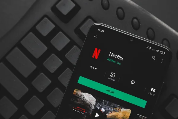 Ufa Rusia Octubre 2020 Mesa Con Palomitas Maíz Logotipo Netflix — Foto de Stock