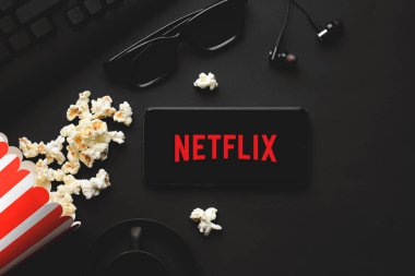 Ufa, Rusya - 7 Ekim 2020: Patlamış mısır ve Netflix logolu masa. Netflix, dünya çapında bir dizi ve film sağlayıcısıdır.