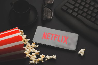 Ufa, Rusya - 7 Ekim 2020: Patlamış mısır ve Netflix logolu masa. Netflix, dünya çapında bir dizi ve film sağlayıcısıdır.