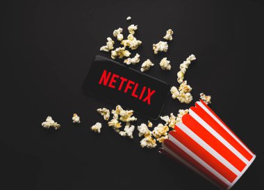 Ufa, Rusya - 7 Ekim 2020: Patlamış mısır ve Netflix logolu masa. Netflix, dünya çapında bir dizi ve film sağlayıcısıdır.