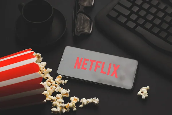 Ufa Rusya Ekim 2020 Patlamış Mısır Netflix Logolu Masa Netflix — Stok fotoğraf