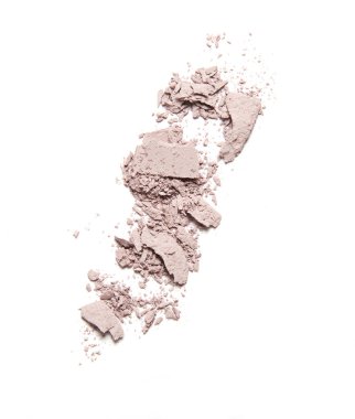 Beyaz arka plan üzerinde izole ufalanmış bej allık