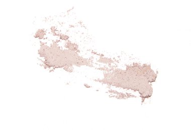 Beyaz arka plan üzerinde izole ufalanmış bej allık