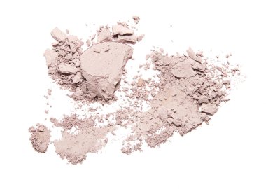 Beyaz arka plan üzerinde izole ufalanmış bej allık