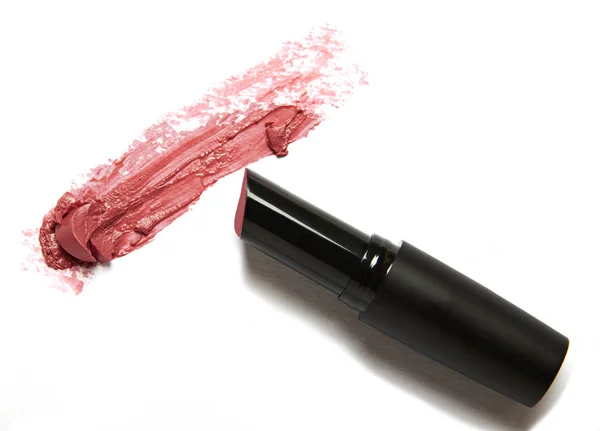 Rode Lippenstift Met Zwarte Verpakking Lipstick Penseelstreek Geïsoleerd Witte Achtergrond — Stockfoto