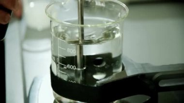 Kozmetik endüstrisi için malzeme üretimi. Laboratuvarda kimyasal reaktörler