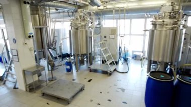 Fabrikada depolama ürünleri için ekipman. Fabrikada üretim ekipmanları