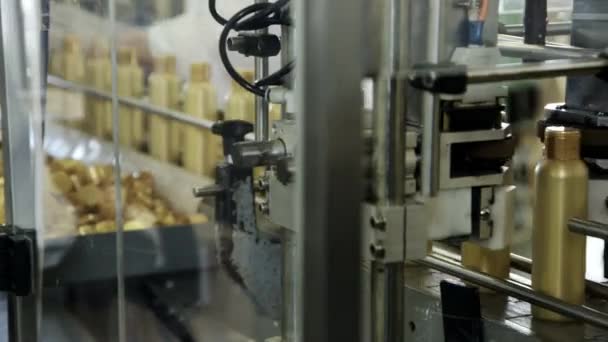 Косметические бутылки на автоматическом конвейерном химическом заводе — стоковое видео