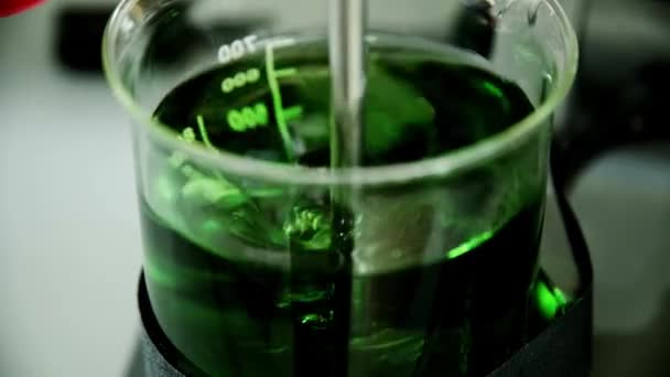 Mezcla de líquidos químicos en frasco de vidrio. Reacción química en laboratorio médico — Vídeos de Stock