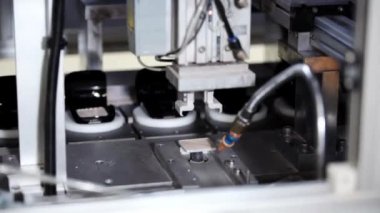 Fabrikada kozmetik üretimi. Bir kozmetik fabrikasında otomatik ekipman.