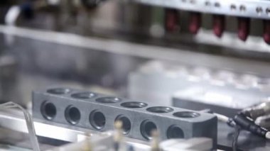 Kozmetik fabrikasındaki taşıyıcıda ruj izi var. Fabrikada ruj üretimi