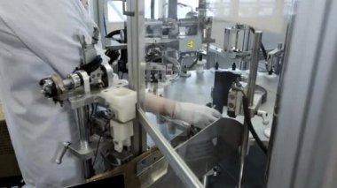 fabrikada üretilen dekoratif kozmetik ürünleri için utomated ekipman.