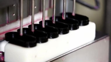 Fabrikadaki dudaklar için dekoratif kozmetik ürünleri. Kozmetik endüstrisi