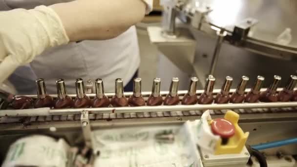 Nagellack auf einer Kosmetikanlage für automatisierte Förderbänder. Kosmetikindustrie — Stockvideo