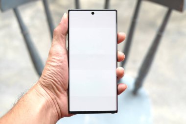 Adamın eli yeni bir akıllı telefon tutuyor..