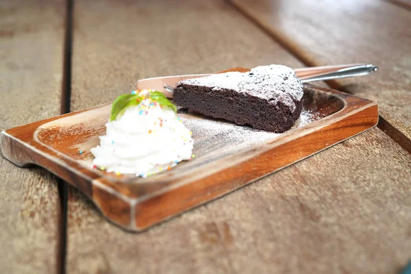 Brownie ve whipping Creamon bir masada