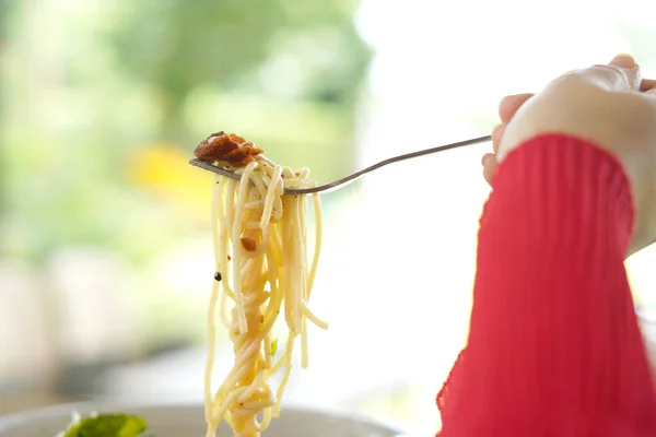 Kadınlar tutan bir spagetti göster