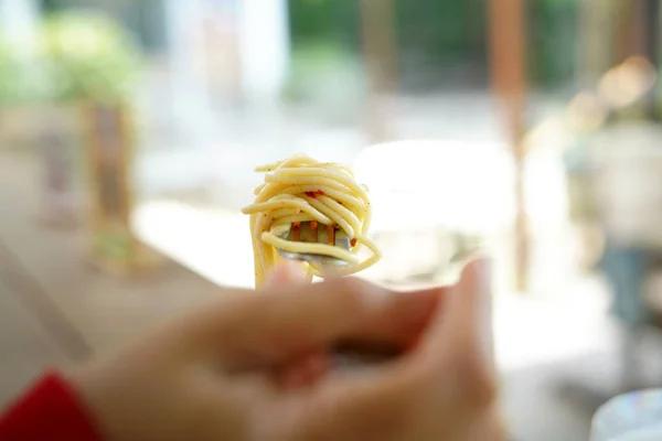 Kadınlar tutan bir spagetti göster