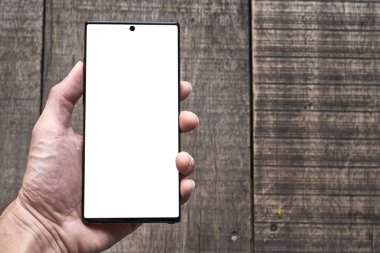 El masada bir cep telefonu ile oynuyor               