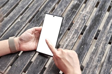 El masada bir cep telefonu ile oynuyor               